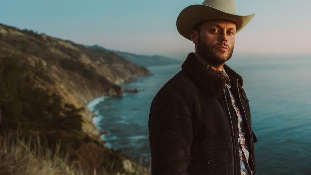 1738872604_Charley-Crockett-Signs-to-Island-and-Announces-New-Album-Lonesome.jpeg Charley Crockett Signs to Island and Announces New Album Lonesome Drifter
