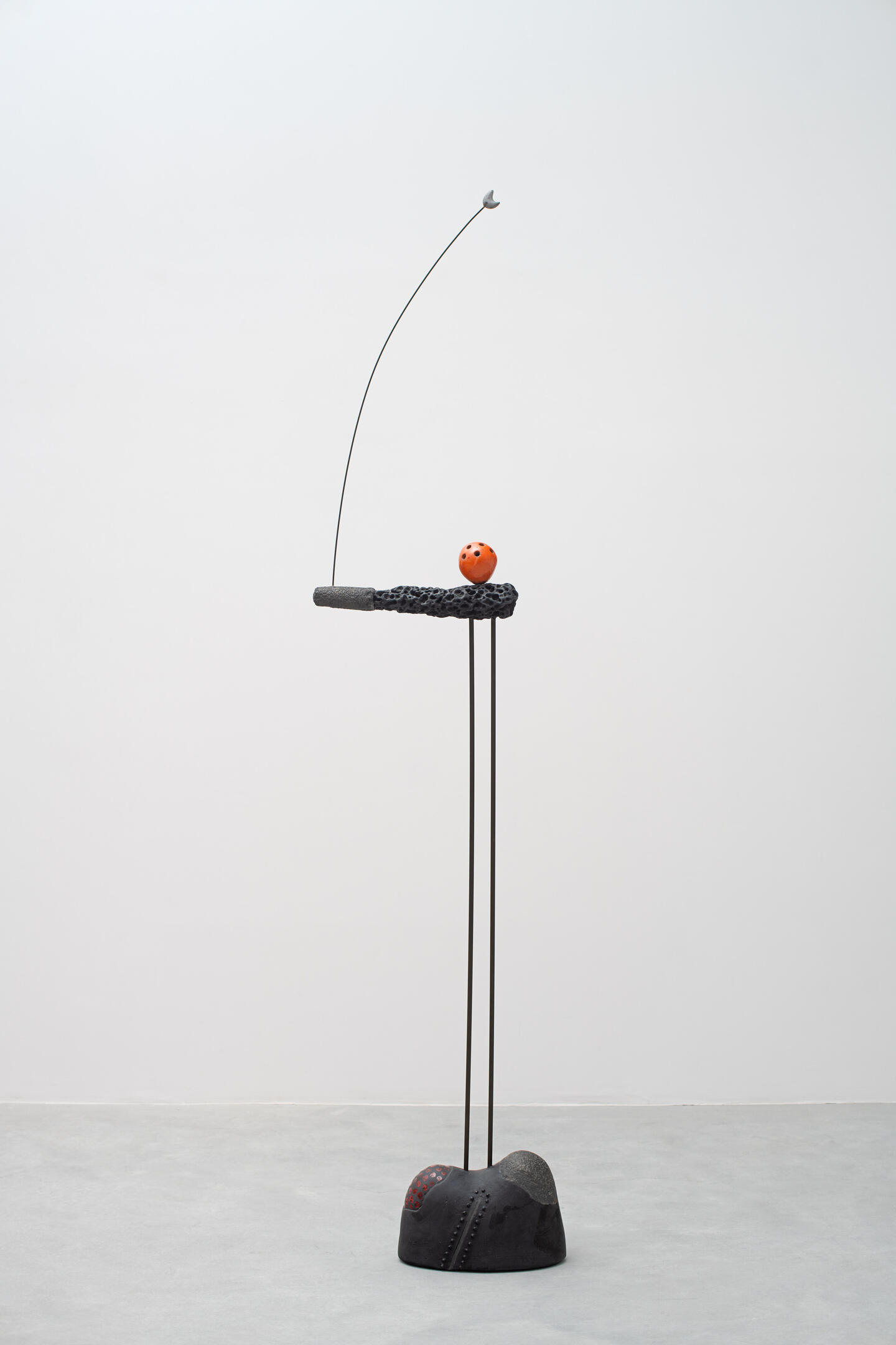 Megumi Yuasa, Espássaro, 1995   Glazed ceramics, iron, steel and aluminium 219 × 55 × 17 cm. Presented by Gomide & Co. / Ortuzar