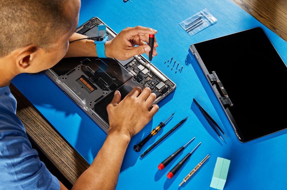 1740102124_Apple-Lenovo-lead-losers-in-laptop-repairability-analysis.jpg Repairing an M1 MacBook