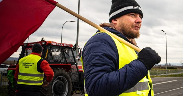 Angry-farmers-push-Poland-away-from-Ukraine.jpg Angry farmers push Poland away from Ukraine