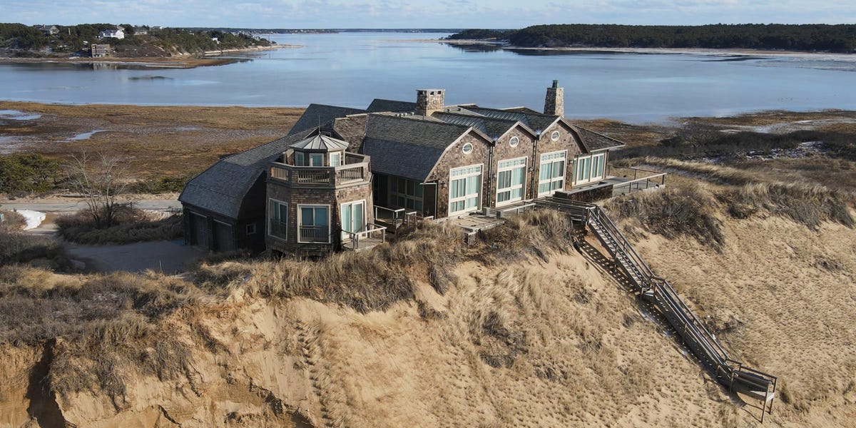 Another-House-on-a-Cliff-Is-About-to-Fall-Into.jpeg Another House on a Cliff Is About to Fall Into the Sea Due to Erosion