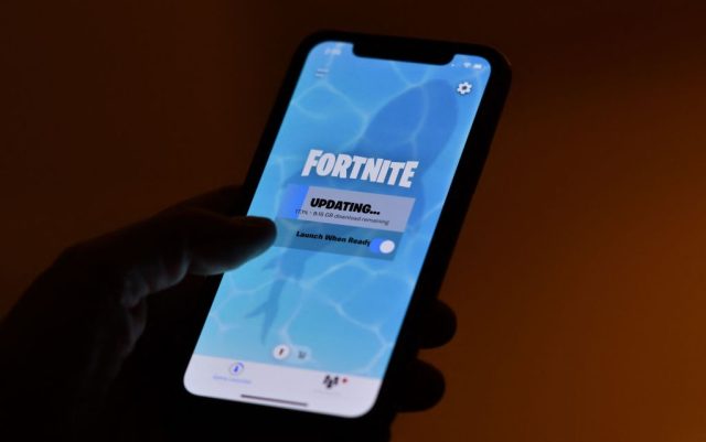 Apple-exec-Phil-Schiller-testifies-that-he-raised-concerns-over.jpg Fortnite Epic Games loading on phone
