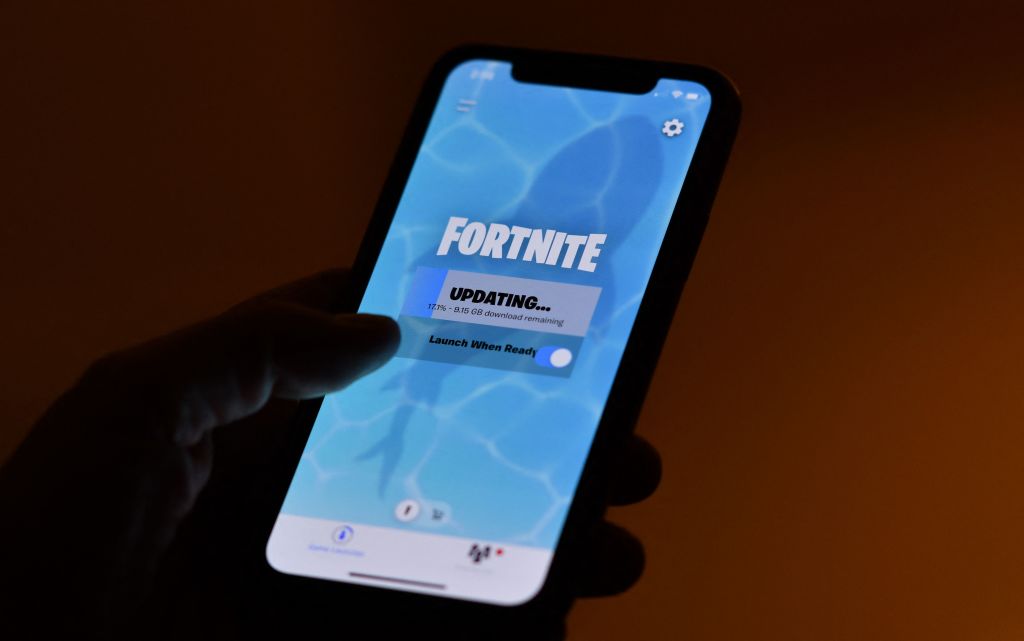 Apple-exec-Phil-Schiller-testifies-that-he-raised-concerns-over.jpg Fortnite Epic Games loading on phone