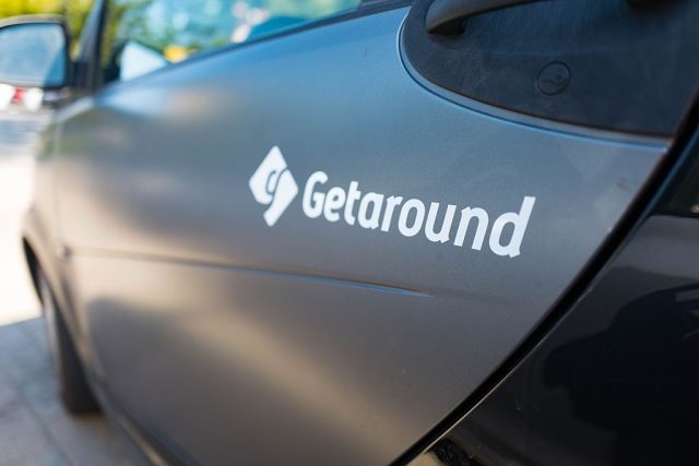Getaround-abruptly-shuts-down-US-car-sharing-operations.jpg Logo for Getaround peer-to-peer car sharing service on the side of a car.