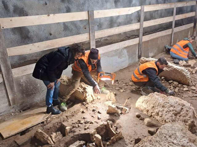 Italian Archaeologists Discover Ancient Necropolis of 200 Tombs