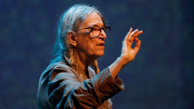 Patti-Smith-Says-Shes-Fine-After-Post-Migraine-Dizziness-Forces-Her.jpg Patti Smith Says She’s “Fine” After “Post-Migraine Dizziness” Forces Her to End Show Early