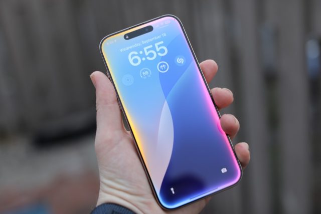 Apple-puts-Vision-Pro-exec-in-charge-of-Siri-in.jpg iPhone 16 Pro Max Siri held in hand