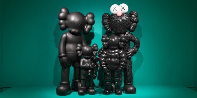 KAWS-FAMILY-Crystal-Bridges-Museum-Bentonville-Arkansas.jpg KAWS FAMILY Crystal Bridges Museum Bentonville Arkansas
