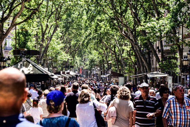 Spain-Aims-to-Protect-Tourists-from-Deadly-Heatwaves.jpg Tourists walking in Barcelona