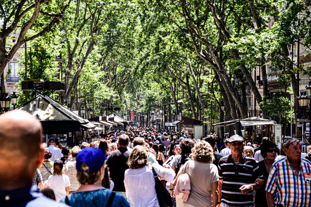 Spain-Aims-to-Protect-Tourists-from-Deadly-Heatwaves.jpg Tourists walking in Barcelona