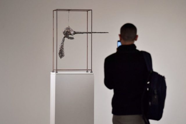 1745250485_Collector-David-Geffen-Hits-Justin-Sun-with-100-Page-Countersuit.jpg A person walks past Alberto Giacometti's "Le Nez", part of the Macklowe Collection, at Sotheby's on November 5, 2021, in New York City. (Photo ANGELA WEISS/AFP via Getty Images)