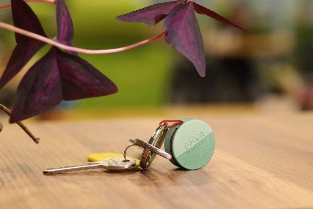 1745351583_The-Roam-Smart-Tracker-Has-a-Fun-Eco-Friendly-Build.jpg The Roam Smart Tracker Has a Fun, Eco-Friendly Build