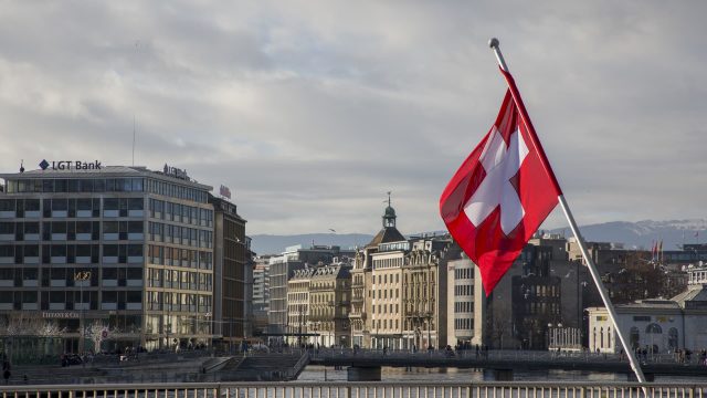 Rich Americans opening Swiss bank accounts fearing U.S. risks