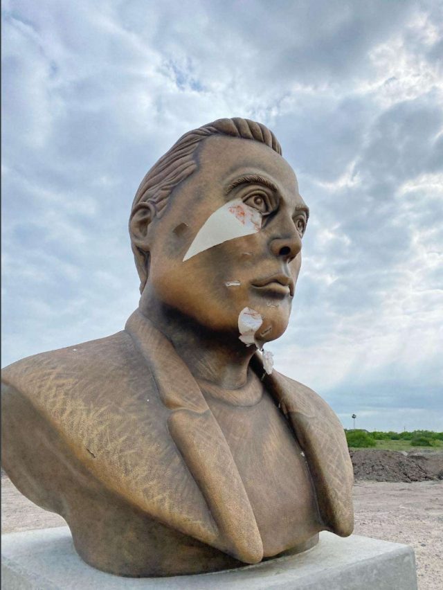 The-Large-Bust-of-Elon-Musk-in-Texas-Has-Been.jpg A gouged bust of a middle-aged white man.