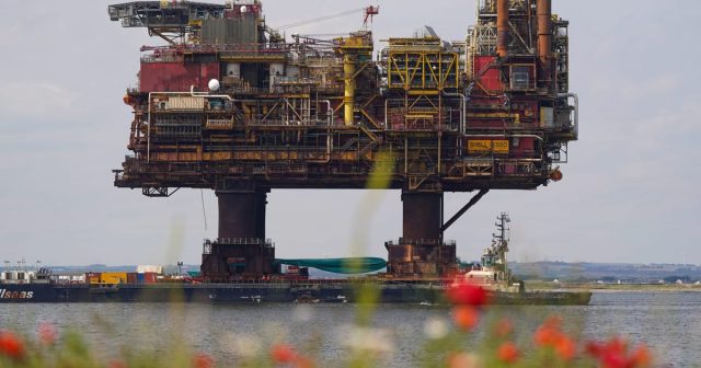 Thousands-of-British-oil-workers-are-set-to-lose-their.jpg Thousands of British oil workers are set to lose their jobs. No one has told them.