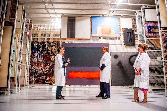 Child-Scratches-Mark-Rothko-Work-in-Rotterdam-Museum.jpg ROTTERDAM, NETHERLANDS - NOVEMBER 05: King Willem-Alexander of The Netherlands opens the new depot of the Boijmans van Beuningen museum on November 5, 2021 in Rotterdam, Netherlands. (Photo by Patrick van Katwijk/Getty Images)