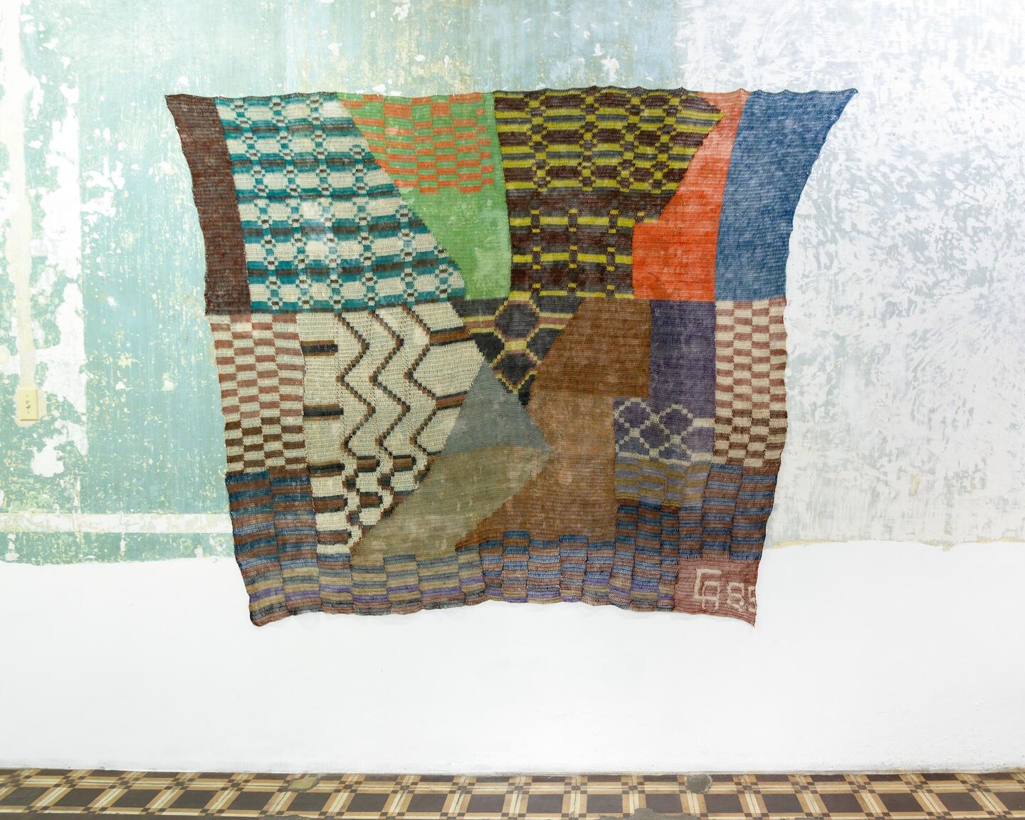 Artist: Claudia Alarcón & Silät Collective Title: Los caminos de los caparazones de tortuga Date: 2024 Medium: Artisanal linking called “punto yical”, chaguar (bromelia hieronymi) vegetable fiber with natural pigments from the native Great Chaco Measurements: 78 3/4 x 70 7/8 in / 200 x 180 cm Photo: Courtesy of Proyectos Ultravioleta, Guatemala City, Guatemala