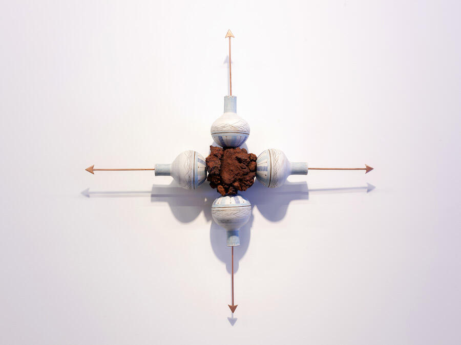 Luana Vitra, Série Giro, 2024. Ceramic, copper and iron ore, 105 × 105 × 25 cm. Courtesy: the artist and Mitre Galeria