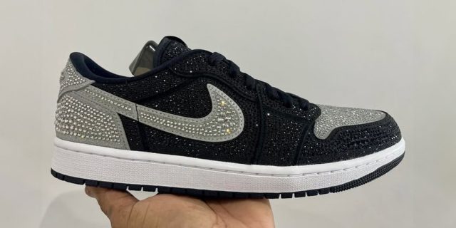 Swarovski-Air-Jordan-1-Low-OG-Stealth-HM9208-001-Release.jpg Swarovski Air Jordan 1 Low OG Stealth HM9208-001 Release