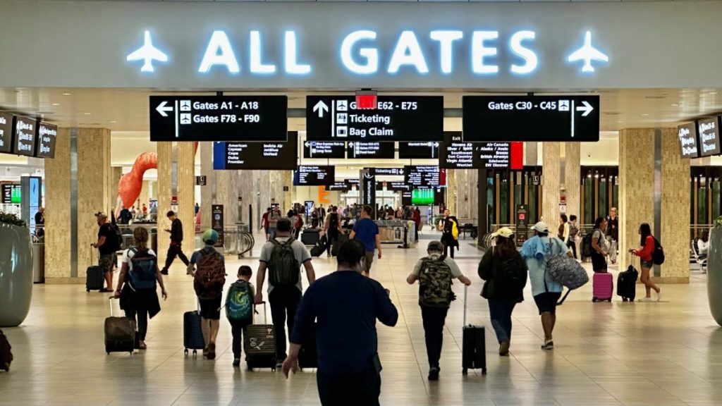 Travelers-in-US-Rush-to-Obtain-Real-ID-Before-May.jpg Travelers in U.S. Rush to Obtain Real ID Before May 7 Deadline