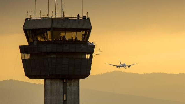 United-cuts-Newark-schedule-after-hundreds-of-flight-disruptions.jpg Why the U.S. doesn't have enough air traffic controllers