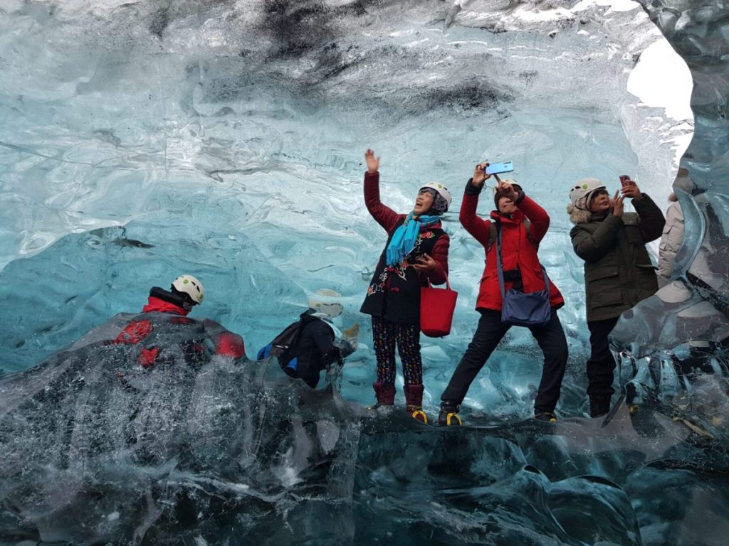 1751310005_Icelands-Glaciers-are-Melting-The-Impact-on-Tourism.jpg Iceland's Glaciers are Melting. The Impact on Tourism