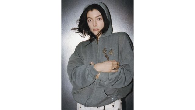 Lordes-Man-Of-The-Year-Video-References-De-Marias-Earth.jpg Lorde's 'Man Of The Year' Video References De Maria's 'Earth Room'