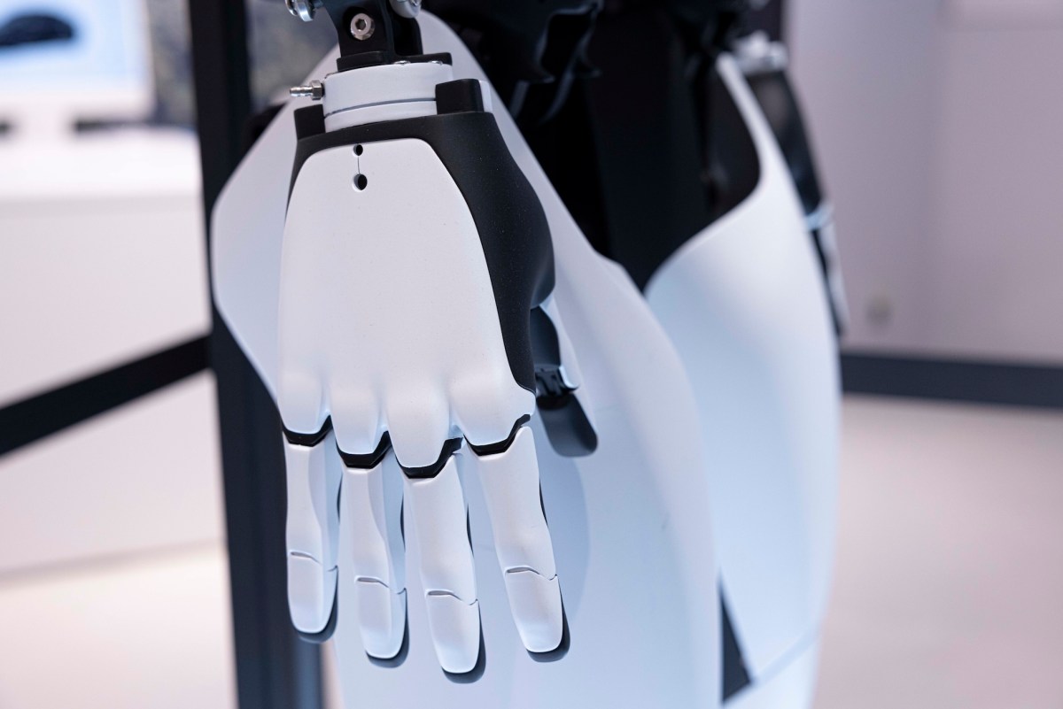 Teslas-Optimus-robot-VP-is-leaving-the-company.jpg Tesla Optimus humanoid robot hand