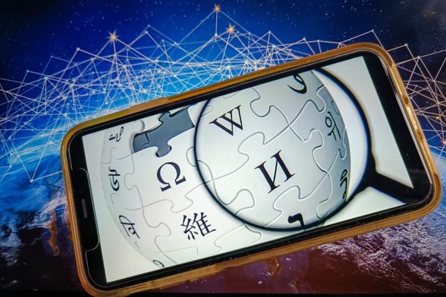 Wikipedia-pauses-AI-generated-summaries-pilot-after-editors-protest.jpg Illustration of the Wikipedia website application