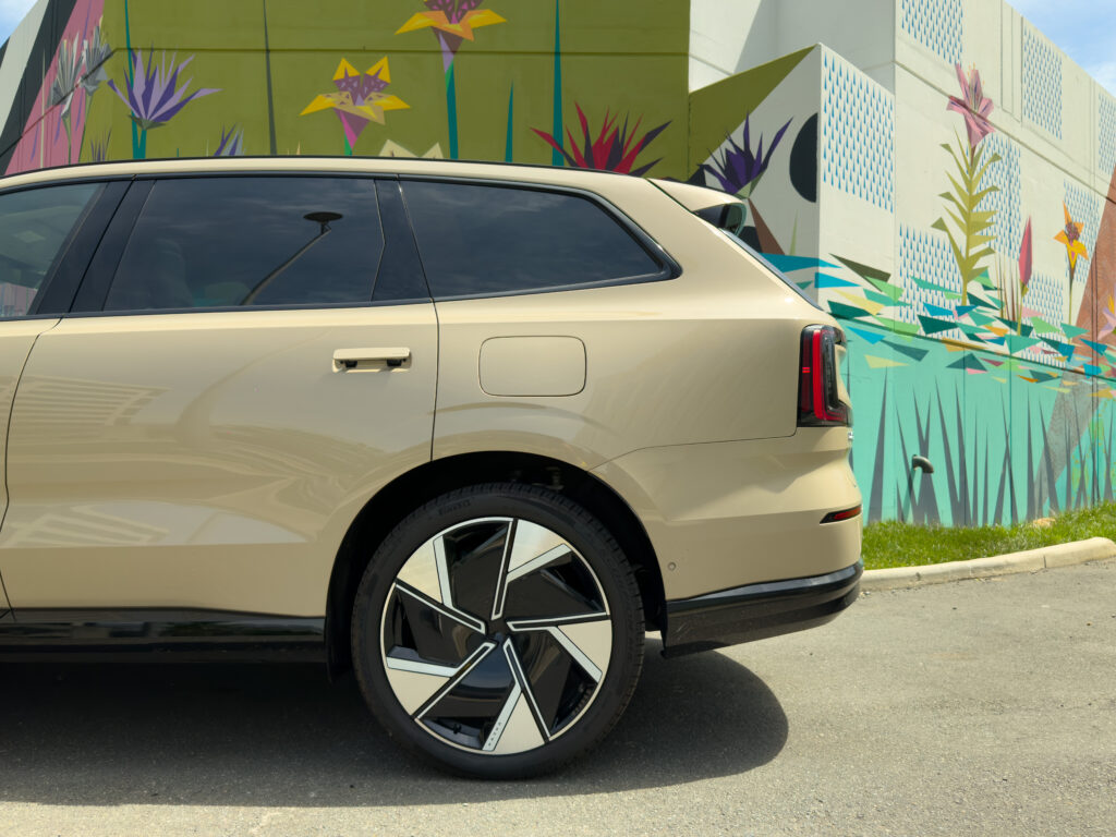The back of a Volvo EX90 in front of a mural