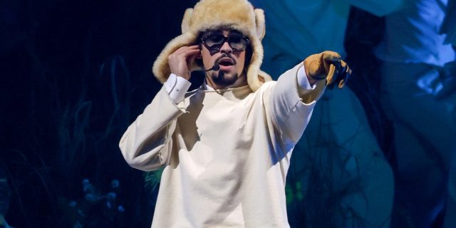 Bad-Bunny-Surprise-Drops-New-Single-Alambre-Pua.jpg Bad Bunny Surprise Drops New Single "Alambre Púa"