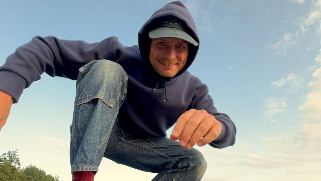 Mac-DeMarco-Announces-New-Album-Guitar-Shares-Video-for-New.jpg Mac DeMarco Announces New Album Guitar, Shares Video for New Song “Home”: Watch
