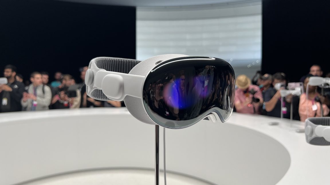 Report-Apple-M4-more-comfortable-strap-will-headline-first-major.jpeg Report: Apple M4, more comfortable strap will headline first major Vision Pro update